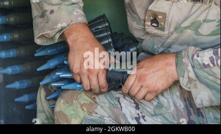 Ein Soldat der Kampfmannschaft der 3. Panzerbrigade, 1. Kavalleriedivision, lädt M910 Zielübung Abwerfen von Sabot-Tracer-Runden auf ein Kampffahrzeug der Marke M2A3 Bradley während einer Verteidigungsangriffstrainingsübung in Fort Hood, Texas, 9. Juli 2021. Stockfoto