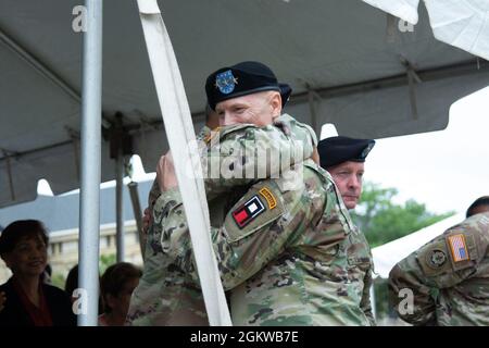 Die erste Armee führte ihre Zeremonie zum Befehlswechsel durch und begrüßte am 8. Juli 2021 Generalleutnant Antonio A. Aguto Jr. als 40. Kommandanten-General im Rock Island Arsenal, Rock Island, Ill. Scheidender Kommandant General, LT. General Thomas S. James Jr., feierte seine Ruhestandszeremonie nach dem Befehlswechsel, Mit FORSCOM kommandierenden General Michael X. Garrett, der auf beiden Veranstaltungen sprach. Stockfoto