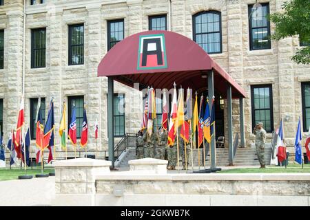 Die erste Armee führte ihre Zeremonie zum Befehlswechsel durch und begrüßte am 8. Juli 2021 Generalleutnant Antonio A. Aguto Jr. als 40. Kommandanten-General im Rock Island Arsenal, Rock Island, Ill. Scheidender Kommandant General, LT. General Thomas S. James Jr., feierte seine Ruhestandszeremonie nach dem Befehlswechsel, Mit FORSCOM kommandierenden General Michael X. Garrett, der auf beiden Veranstaltungen sprach. Stockfoto