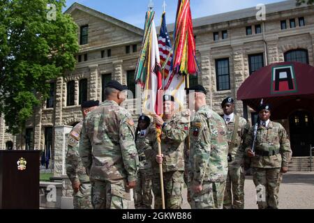 Die erste Armee führte ihre Zeremonie zum Befehlswechsel durch und begrüßte am 8. Juli 2021 Generalleutnant Antonio A. Aguto Jr. als 40. Kommandanten-General im Rock Island Arsenal, Rock Island, Ill. Scheidender Kommandant General, LT. General Thomas S. James Jr., feierte seine Ruhestandszeremonie nach dem Befehlswechsel, Mit FORSCOM kommandierenden General Michael X. Garrett, der auf beiden Veranstaltungen sprach. Stockfoto