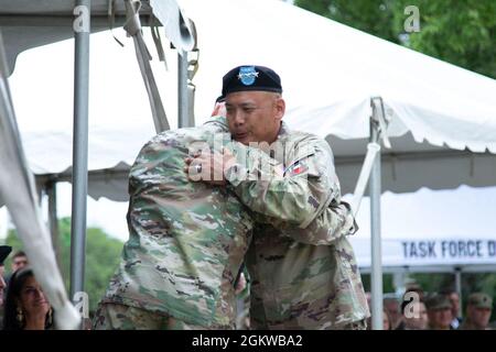 Die erste Armee führte ihre Zeremonie zum Befehlswechsel durch und begrüßte am 8. Juli 2021 Generalleutnant Antonio A. Aguto Jr. als 40. Kommandanten-General im Rock Island Arsenal, Rock Island, Ill. Scheidender Kommandant General, LT. General Thomas S. James Jr., feierte seine Ruhestandszeremonie nach dem Befehlswechsel, Mit FORSCOM kommandierenden General Michael X. Garrett, der auf beiden Veranstaltungen sprach. Stockfoto