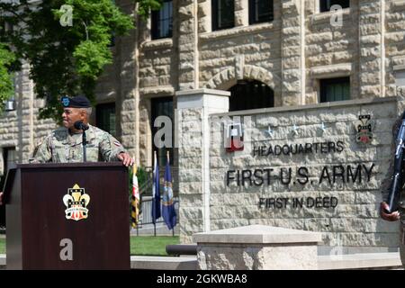 Die erste Armee führte ihre Zeremonie zum Befehlswechsel durch und begrüßte am 8. Juli 2021 Generalleutnant Antonio A. Aguto Jr. als 40. Kommandanten-General im Rock Island Arsenal, Rock Island, Ill. Scheidender Kommandant General, LT. General Thomas S. James Jr., feierte seine Ruhestandszeremonie nach dem Befehlswechsel, Mit FORSCOM kommandierenden General Michael X. Garrett, der auf beiden Veranstaltungen sprach. Stockfoto