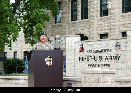 Die erste Armee führte ihre Zeremonie zum Befehlswechsel durch und begrüßte am 8. Juli 2021 Generalleutnant Antonio A. Aguto Jr. als 40. Kommandanten-General im Rock Island Arsenal, Rock Island, Ill. Scheidender Kommandant General, LT. General Thomas S. James Jr., feierte seine Ruhestandszeremonie nach dem Befehlswechsel, Mit FORSCOM kommandierenden General Michael X. Garrett, der auf beiden Veranstaltungen sprach. Stockfoto