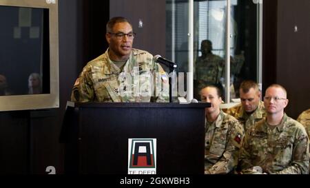 Der Generalkommandant von FORSCOM, Gen. Michael X. Garrett, spricht bei der Promotionszeremonie von Maj. Gen. Antonio A. Aguto Jr. Am 8. Juli wurde Maj. General Aguto zum Generalleutnant des Hauptquartiers der Ersten Armee, Rock Island Arsenal, Rock Island, Ill., befördert. 2021. Nach der Zeremonie wurde Generalleutnant Aguto von der Ersten Armee als 40. Kommandierender General der Ersten Armee während der Zeremonie des Befehlswechsels begrüßt, die später am selben Tag im Hauptquartier der Ersten Armee stattfand. Stockfoto