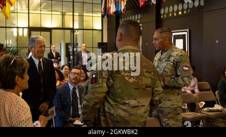 Der Generalkommandant von FORSCOM, Gen. Michael X. Garrett, trifft sich mit der Familie, den Klassenkameraden und Freunden des Generalleutnants Antonio A. Aguto Jr., von denen einige von den Philippinen angereist waren, bevor der Generalleutnant von Major Aguto am 8. Juli zum Generalleutnant im Hauptquartier der Ersten Armee, Rock Island Arsenal, Rock Island, Ill, befördert wurde. 2021. Nach der Zeremonie wurde Generalleutnant Aguto von der Ersten Armee als 40. Kommandierender General der Ersten Armee während der Zeremonie des Befehlswechsels begrüßt, die später am selben Tag im Hauptquartier der Ersten Armee stattfand. Stockfoto