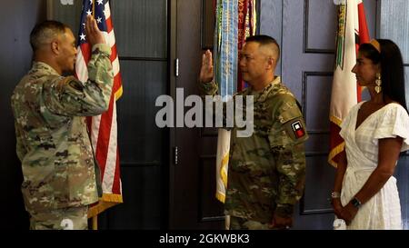 Der Generalkommandant von FORSCOM, Gen. Michael X. Garrett, schwört auf den Generalleutnant Antonio A. Aguto, während der Beförderung des Generalleutnants zum Generalleutnant am 8. Juli im Hauptquartier der Ersten Armee, Rock Island Arsenal, Rock Island, Ill. 2021. Nach der Zeremonie wurde Generalleutnant Aguto von der Ersten Armee als 40. Kommandierender General der Ersten Armee während der Zeremonie des Befehlswechsels begrüßt, die später am selben Tag im Hauptquartier der Ersten Armee stattfand. Stockfoto