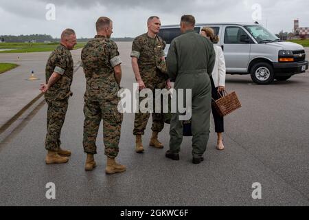 Von links nach rechts: U.S. Marine Corps Sgt. Maj. Douglas W. Gerhardt, LT. Col. Matthew P. Cook und LT. Col. William Oren, leitende Mitglieder der Marine Corps Station New River, sprechen mit dem stellvertretenden Kommandanten des Marine Corps, General Gary L. Thomas (Mitte) und Catherine Thomas, seiner Frau vor ihrer Abreise aus MCAS New River, North Carolina, 8. Juli 2021. Thomas besuchte das Marine Corps Base Camp Lejeune, um den Vorsitz für den Ruhestand von LT. General Brian D. Beaudreault zu führen. Stockfoto