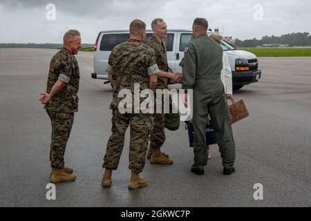 Von links nach rechts: U.S. Marine Corps Sgt. Maj. Douglas W. Gerhardt, LT. Col. Matthew P. Cook und LT. Col. William Oren, leitende Mitglieder der Marine Corps Station New River, sprechen mit dem stellvertretenden Kommandanten des Marine Corps, General Gary L. Thomas (Mitte) und Catherine Thomas, seiner Frau vor ihrer Abreise aus MCAS New River, North Carolina, 8. Juli 2021.Thomas besuchte das Marine Corps Base Camp Lejeune, um als Vorsitzender für den Ruhestand von LT. General Brian D. Beaudreault zu arbeiten. Stockfoto