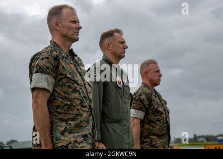 U.S. Marine Corps LT. Col. Matthew P. Cook, links, Executive Officer Marine Corps Air Station New River, LT. Col. William Oren, Zentrum, ein Flugplatzoperationsoffizier MCAS New River, und Sgt. Maj. Douglas W. Gerhardt, der Sergeant der Major Marine Corps Air Station New River, stand während des Aufflugs von General Gary L. Thomas auf dem MCAS New River, North Carolina, am 8. Juli 2021 zur Kenntnis. Thomas besuchte das Marine Corps Base Camp Lejeune, um den Vorsitz für den Ruhestand von LT. General Brian D. Beaudreault zu führen. Stockfoto