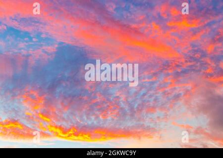 Erstaunlicher, farbenfroher Sonnenaufgang mit leuchtenden Farben in Playa del Carmen, Mexiko. Stockfoto