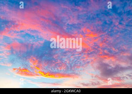 Erstaunlicher, farbenfroher Sonnenaufgang mit leuchtenden Farben in Playa del Carmen, Mexiko. Stockfoto