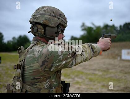 Personal Sgt. Dean Vantassel von A Battery, 3-197. Field Artillery Brigade, New Hampshire National Guard, feuert während des jährlichen Kampfkampfwettbewerbs am 8. Juli 2021 in Fort Devens, Massachusetts, eine M17-Pistole ab. Vantassel wurde Vierter von 75 Wettbewerbern, was dem begehrten Governor's Twenty Tab für die besten 20 Prozent der Schützen entspricht. Seine vierköpfige Mannschaft „Full Send“ wurde Sechster von 14 Mannschaften. Stockfoto