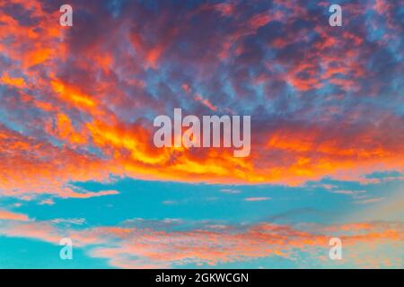 Erstaunlicher, farbenfroher Sonnenaufgang mit leuchtenden Farben in Playa del Carmen, Mexiko. Stockfoto