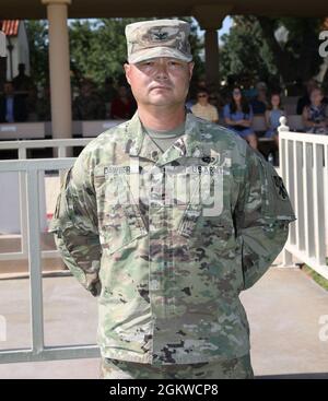 Oberst John L. Dawber, scheidender Brigadekommandant, 11. Luftverteidigungsartilleriebrigade, 32d Army Air and Missile Defense Command, gab das Kommando an Oberst Timothy L. Woodruff, 9. Juli 2021, auf dem Noel Parade Field, Fort Bliss, Texas, ab Stockfoto