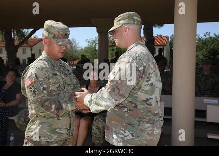 Oberst John L. Dawber, 11th Air Defense Artillery Brigade, 32d Army Air and Missile Defense Command's scheidenden Brigadekommandeur wird mit der letzten aus der Salutebatterie abgefeuerten Shell überreicht. Dawber gab das Kommando an Oberst Timothy L. Woodruff, 9. Juli 2021, auf dem Noel Parade Field, Fort Bliss, Texas, ab. Stockfoto