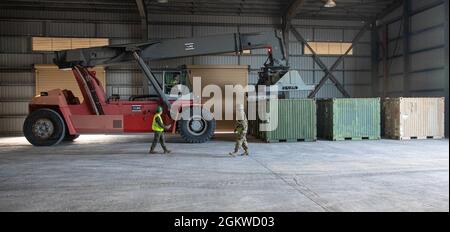 Soldaten der 38. Air Defense Artillery Brigade, Marines der 3. Marine Division und Zivilisten führen während der Übung Talisman Sabre 21 vom 9. Bis 10. Juli 2021 Hafenoperationen im Hafen von Gladstone, Queensland, Australien, durch. Dies ist die neunte Auflage von Talisman Sabre, einer groß angelegten, bilateralen Militärübung zwischen Australien und den USA, an der mehr als 17,000 Teilnehmer aus sieben Nationen teilnehmen. Die einmonatige Mehrbereichsübung besteht aus einer Reihe von Trainingsveranstaltungen, die das starke US-australische Bündnis stärken und die unerschütterlichen Commitmen des US-Militärs demonstrieren Stockfoto