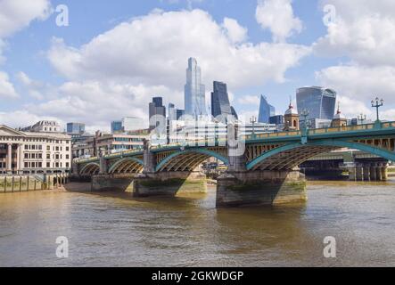 Southwark Bridge und City of London, Großbritannien 2021. Stockfoto