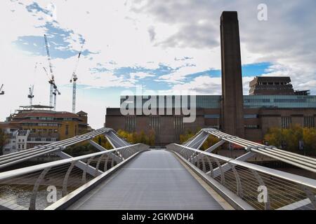 Eine leere Millennium Bridge und die Tate Modern während der zweiten nationalen Sperre in England. London, Großbritannien 18. November 2020. Stockfoto