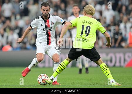 ISTANBUL, TÜRKEI - 15. SEPTEMBER: Miralem Pjanic aus Besiktas, Julian Brandt von Borussia Dortmund während des UEFA Champions League-Spiels zwischen Besiktas und Borussia Dortmund am 15. September 2021 im Vodafone Park in Istanbul, Türkei (Foto: TUR/Orange Picics) Credit: Orange Pics BV/Alamy Live News Stockfoto