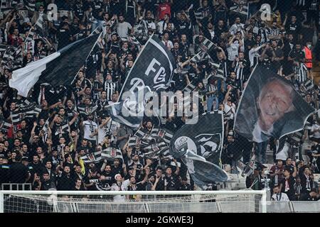 ISTANBUL, TÜRKEI - 15. SEPTEMBER: Fans während des UEFA Champions League-Spiels zwischen Besiktas und Borussia Dortmund am 15. September 2021 im Vodafone Park in Istanbul, Türkei (Foto von TUR/Orange Picics) Credit: Orange Pics BV/Alamy Live News Stockfoto