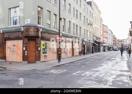 Geschlossene Bars und Restaurants in einer verlassenen Old Compton Street in Soho während der Coronavirus-Sperre. London, Großbritannien 13. November 2020. Stockfoto