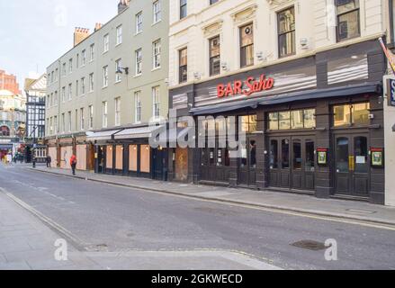 Geschlossene Bars und Restaurants in einer verlassenen Old Compton Street in Soho während der Coronavirus-Sperre. London, Großbritannien 6. November 2020. Stockfoto