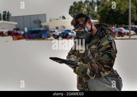 U.S. Army PFC. Dylan Vickers, 3-1 Assault Helicopter Bataillon, 1. Kampfluftfahrtbrigade, weist 3-1 AHB-Soldaten an, wie sie chemische, biologische, radiologische und nukleare Fahrzeugdekontaminationen auf der Mihail Kogalniceanu Air Base in Rumänien durchführen können, 9. Juli 2021. Pfc. Vickers demonstriert die Schritte der Mission Oriented Protective Poure (MOPP). Die Entsendung von einsatzbereiten, kampfglaubwürdigen US-Streitkräften nach Europa zur Unterstützung der atlantischen Entschlossenheit ist ein Beweis für das starke und unermüdliche Engagement der USA für die NATO und Europa. Stockfoto