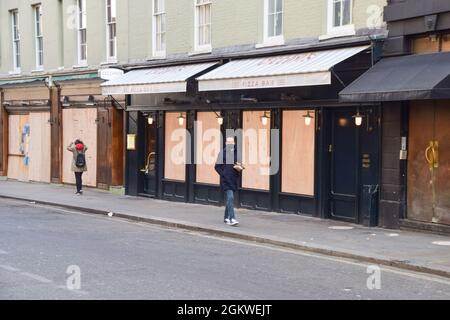 Geschlossene Bars und Restaurants in einer verlassenen Old Compton Street in Soho während der Coronavirus-Sperre. London, Großbritannien 6. November 2020. Stockfoto