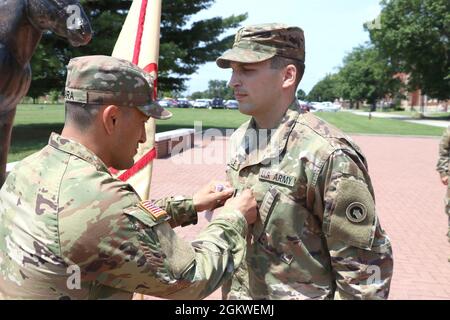 Capt. Marco Lara, Kommandant, Hauptquartier und Hauptquartier Company, Special Trupps Bataillon, 1st Theatre Sustainment Command, fördert 2nd LT. Timothy Barile, Executive Officer, HHC, STB, 1st TSC, Auf den Rang eines 1. LT. In Fort Knox, Kentucky, 9. Juli 2021. „Barile ist nun erst seit einem Monat Geschäftsführer des HHC, aber diese Beiträge haben in dieser Zeit bereits erhebliche Verbesserungen in unserem Büro gebracht“, sagte Lara . Stockfoto