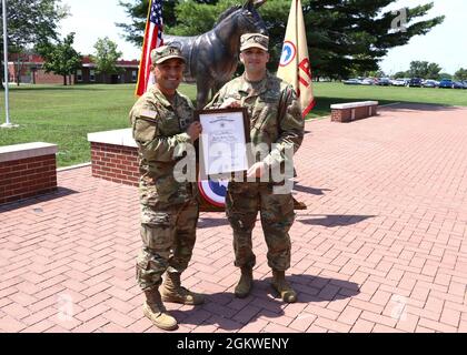 Capt. Marco Lara, Kommandant, Hauptquartier und Hauptquartier Company, Special Trupps Bataillon, 1st Theatre Sustainment Command und 1st LT. Timothy Barile, Executive Officer, HHC, STB, 1st TSC, Halten Sie Bariles Promotionszertifikat während einer Zeremonie in Fort Knox, Kentucky, am 9. Juli 2021. Barile wurde zum Oberleutnant befördert. Stockfoto