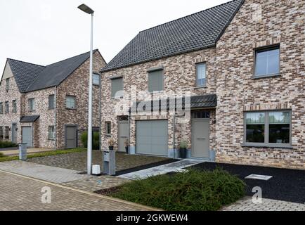 Opwijk, Flämisch-Brabant - Belgien - 09 12 2021: Neue Immobilienhäuser in traditionellen Backsteinsteinen Stockfoto