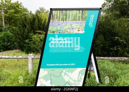 Asse, Flämisch-Brabant - Belgien - 09 12 2021: Zeichen des Kraveelbos, einem flämischen Naturschutzgebiet Stockfoto