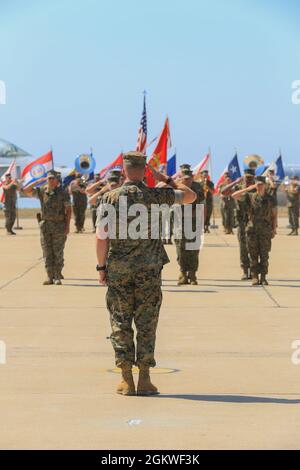 US Marine Corps Brig. General Jason G. Woodworth, der Kommandierende General des Marine Corps Installations-West und Marine Corps Base Camp Pendleton, Kalifornien, begrüßt den zeremoniellen Stab während des Kommandowechsels auf der Marine Corps Air Station Miramar, San Diego, Kalifornien, Juli 9. 2021. Während der Zeremonie gab Oberst Charles B. Dockery seine Pflichten als Kommandeur von MCAS Miramar an Oberst Thomas M. Bedell ab. Stockfoto