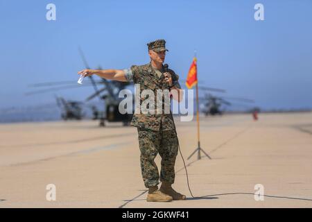 U.S. Marine Corps Col. Charles B. Dockery, der scheidende Kommandant der Marine Corps Air Station Miramar, gibt seine Bemerkungen während der Zeremonie zur Änderung des Kommandos auf MCAS Miramar, San Diego, Kalifornien, am 9. Juli 2021. Während der Zeremonie gab Dockery seine Aufgaben als Kommandeur von MCAS Miramar an Oberst Thomas M. Bedell ab. Stockfoto