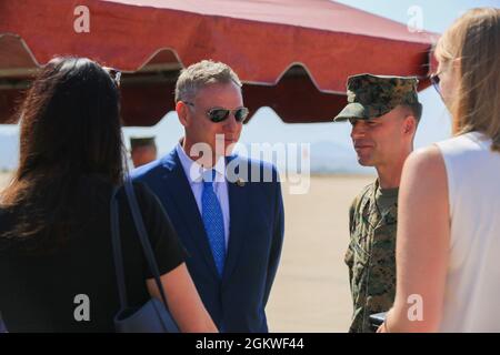 US Marine Corps Col. Thomas M. Bedell, der Kommandeur der Marine Corps Air Station Miramar, spricht mit dem Kongressabgeordneten Scott Peters, dem Vertreter des 52. Kongressbezirks in Kalifornien, vor dem Befehlswechsel bei MCAS Miramar, San Diego, Kalifornien, 9. Juli 2021. Während der Zeremonie gab Oberst Charles B. Dockery seine Pflichten als Kommandeur von MCAS Miramar an Bedell ab. Stockfoto