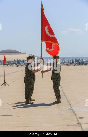 U.S. Marine Corps Sgt. Maj. Jason R. Cain, der Hauptfeldwebel der Marine Corps Air Station Miramar, übergibt die organisatorischen Farben an Col. Charles B. Dockery, den scheidenden Kommandanten von MCAS Miramar, während der Zeremonie zur Änderung des Kommandos auf MCAS Miramar, San Diego, Kalifornien, 9. Juli 2021. Während der Zeremonie gab Dockery seine Aufgaben als Kommandeur von MCAS Miramar an Oberst Thomas M. Bedell ab. Stockfoto