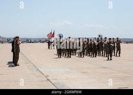 U.S. Marine Corps Col. Charles. B. Dockery, der scheidende Kommandant der Marine Corps Air Station Miramar; Col. Thomas M. Bedell, der ankommende Kommandant von MCAS Miramar; Und ehemalige Kommandooffiziere der Station grüßen, als die 3rd Marine Aircraft Wing Band während eines Pass- und Überprüfungsteils der Befehlswechselzeremonie auf MCAS Miramar, San Diego, Kalifornien, am 9. Juli 2021 marschiert. Während der Zeremonie gab Dockery seine Pflichten als Kommandeur von MCAS Miramar an Bedell ab. Stockfoto