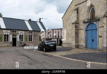 Opwijk, Flämisch-Brabant - Belgien - 09 12 2021: Der Dorfplatz und die Kirche Stockfoto