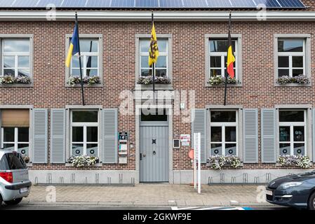 Opwijk, Flämisch-Brabant - Belgien - 09 12 2021: Rechteckige Fassade des Rathauses Stockfoto