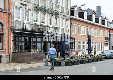 Opwijk, Flämisch-Brabant - Belgien - 09 12 2021: Fassade und Terrasse des Cafés und Restaurants Het Brouwershuis Stockfoto