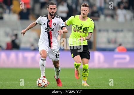 ISTANBUL, TÜRKEI - 15. SEPTEMBER: Miralem Pjanic aus Besiktas, Marco Reus von Borussia Dortmund während des UEFA Champions League-Spiels zwischen Besiktas und Borussia Dortmund am 15. September 2021 im Vodafone Park in Istanbul, Türkei (Foto: TUR/Orange Picics) Credit: Orange Pics BV/Alamy Live News Stockfoto