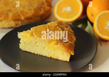 Scheibe selbstgebackenen Orange umgedrehten Kuchen mit orangefarbenen Scheiben auf der Oberseite. Aufgenommen auf weißem Hintergrund. Stockfoto