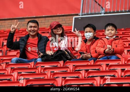 Liverpool, Großbritannien. September 2021. Eine Familie nimmt ihre Sitze ein, als sich die Tore von Anfield für dieses abendliche Spiel der UEFA Champions League, Liverpool gegen AC Milan in Liverpool, Großbritannien, am 9/15/2021 öffnen. (Foto von Mark Cosgrove/News Images/Sipa USA) Quelle: SIPA USA/Alamy Live News Stockfoto