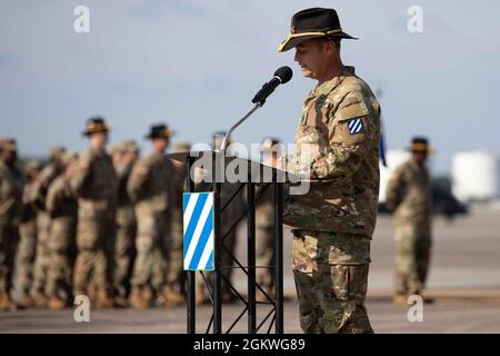 Befehl Sgt. Maj. Erik Burris, der scheidende Kommandofeldwebel Major der 3. Staffel, des 17. Kavallerieregiments, der 3. Kampfluftfahrtbrigade, der 3. Infanteriedivision, spricht während der Zeremonie des Verantwortungswechsels der Staffel auf dem Hunter Army Airfield, Georgia, im Juli 9. Bei der Zeremonie, die Soldaten des 3. Sqn., 17. Cav. Regt. Sagte Auf Wiedersehen zum Befehl Sgt. Maj. Erik Burris und begrüßten Command Sgt. Maj. Edgard Gonzalez als neuer Senior-Berater der Einheit. Stockfoto