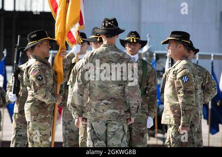 Befehl Sgt. Maj. Edgard Gonzales (links), der ankommende Kommandofeldwebel Major der 3. Staffel, des 17. Kavallerieregiments, der 3. Kampfluftfahrtbrigade, der 3. Infanteriedivision, hält die Farben der Staffel während der Zeremonie zur Änderung der Verantwortung der Einheit auf dem Hunter Army Airfield, Georgia, im Juli 9. Bei der Zeremonie, die Soldaten des 3. Sqn., 17. Cav. Regt. Sagte Auf Wiedersehen zum Befehl Sgt. Maj. Erik Burris und begrüßten Command Sgt. Maj. Edgard Gonzalez als neuer Senior-Berater der Einheit. Stockfoto