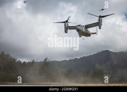 U.S. Marines mit 1. Bataillon, 3d Marines, 3D Marine Division, führen einen Luftangriff über MV-22B Ospreys im Marine Corps Training Area Bellows durch, 9. Juli 2021. Die Ausbildung stärkte die Kompetenz des Bataillons im städtischen Betrieb und zeigte gleichzeitig ihre Fähigkeit, wichtiges maritimes Gelände schnell zu ergreifen und zu verteidigen. 1/3 trainiert nach Force Design 2030 zum ersten Littoral Combat Team. Stockfoto