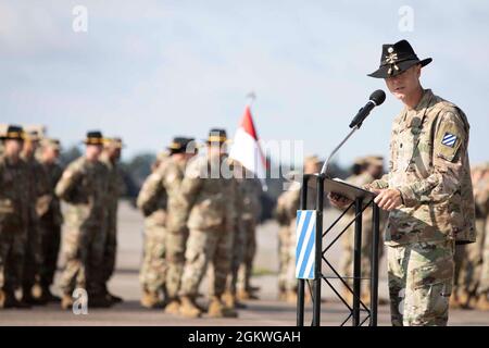 LT. Col. Jeffrey Paulus, der Kommandeur der 3. Staffel, des 17. Kavallerieregiments, der 3. Kampfluftfahrtbrigade, der 3. Infanteriedivision, spricht während der Zeremonie des Verantwortungswechsels der Staffel auf dem Hunter Army Airfield, Georgia, 9. Juli. Bei der Zeremonie, die Soldaten des 3. Sqn., 17. Cav. Regt. Sagte Auf Wiedersehen zum Befehl Sgt. Maj. Erik Burris und begrüßten Command Sgt. Maj. Edgard Gonzalez als neuer Senior-Berater der Einheit. Stockfoto