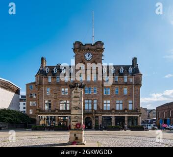 Großes viktorianisches Gebäude jetzt Malmaison Hotel und Merchant Navy Memorial an einem sonnigen Tag mit blauem Himmel, Leith, Edinburgh, Schottland, Großbritannien Stockfoto