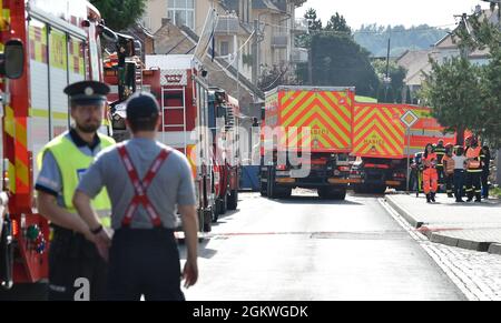 Korycany, Tschechische Republik. September 2021. Zwei freiwillige Feuerwehrleute starben heute, am 15. September 2021, bei einer Explosion eines Hauses in Korycany in der Nähe von Kromeriz, zwei weitere erlitten schwere Verletzungen und zwei Zivilisten wurden mit Verletzungen ins Krankenhaus gebracht. Kredit: Dalibor Gluck/CTK Foto/Alamy Live Nachrichten Stockfoto