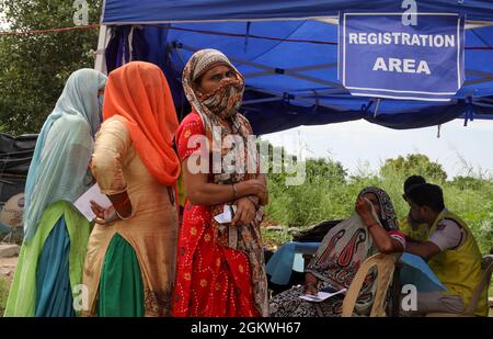Neu-Delhi, Indien. September 2021. Menschen stehen in einer Schlange, um sich zu registrieren, bevor sie den Covaxin Covid-19-Impfstoff während eines speziellen Impflagers im Cluster-Gebiet in Neu-Delhi erhalten. Dieses Sonderlager wurde für Obdachlose und arme Menschen organisiert, die unterhalb der Armutsgrenze leben. Kredit: SOPA Images Limited/Alamy Live Nachrichten Stockfoto